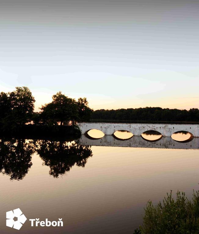 Penzion a wellness U Třeboňské madony Exterior foto