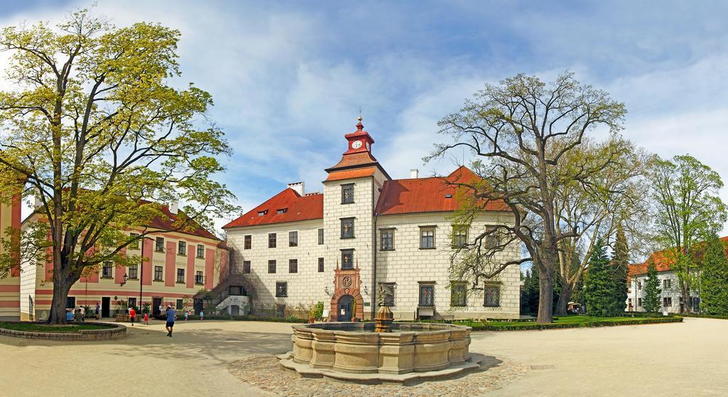 Penzion a wellness U Třeboňské madony Exterior foto